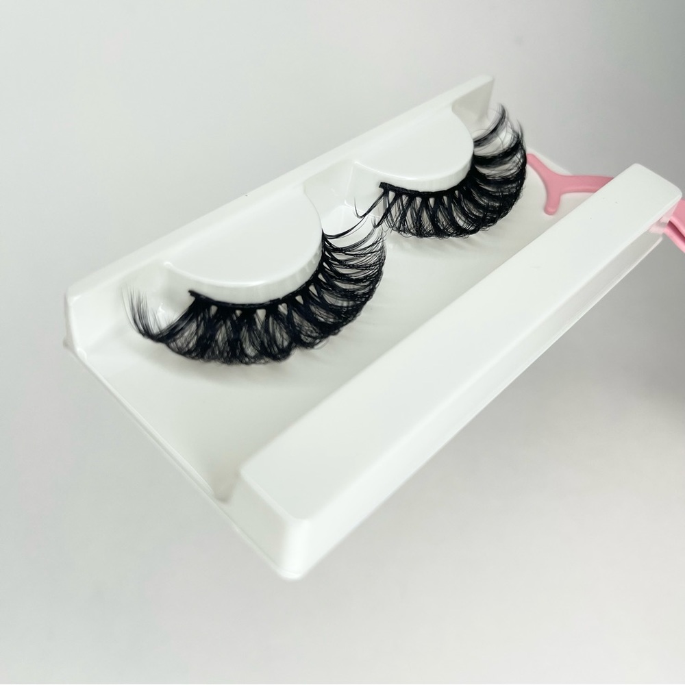 TAMERA LASHES - Picture 4 of 4